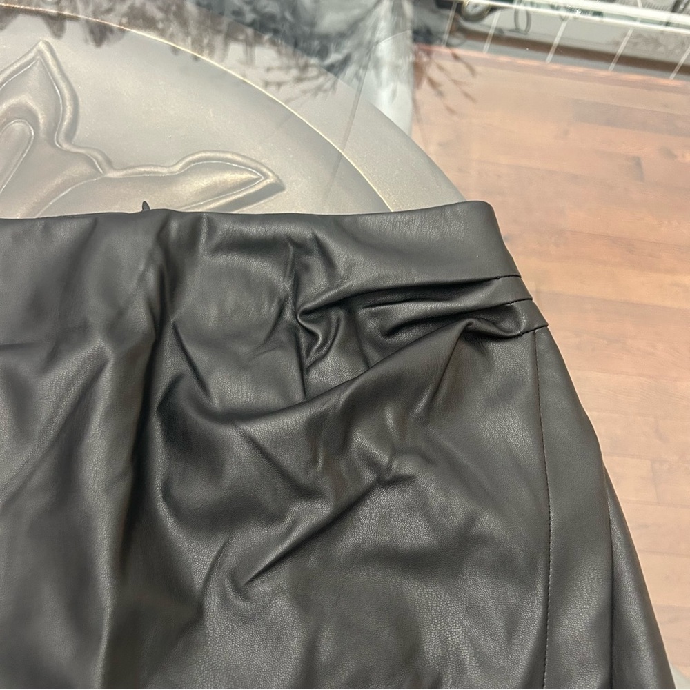 Suzy Shier Elegant Black Faux Leather pencil skirt size medium - Picture 4 of 10